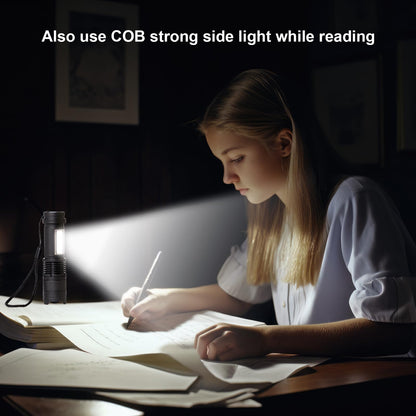Mini-Taschenlampe auf dem Schreibtisch, beleuchtet geöffnetes Buch beim Lesen