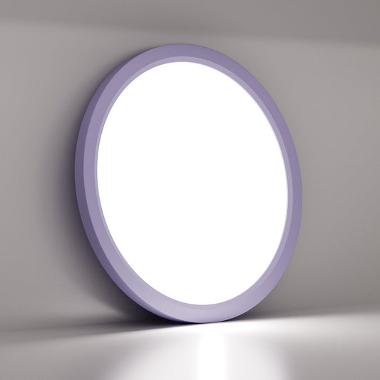 Runde LED-Deckenleuchte LQWELL an der Decke, lila Außenrahmen, gleichmäßiger Lichtschein