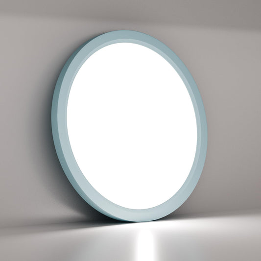 Runde LED-Deckenleuchte, flaches Profil und schmaler Leuchtring an der Decke